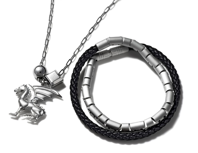 ネックレス5万9000円、ブレスレット10万円/ともにエルメス(エルメスジャポン)
