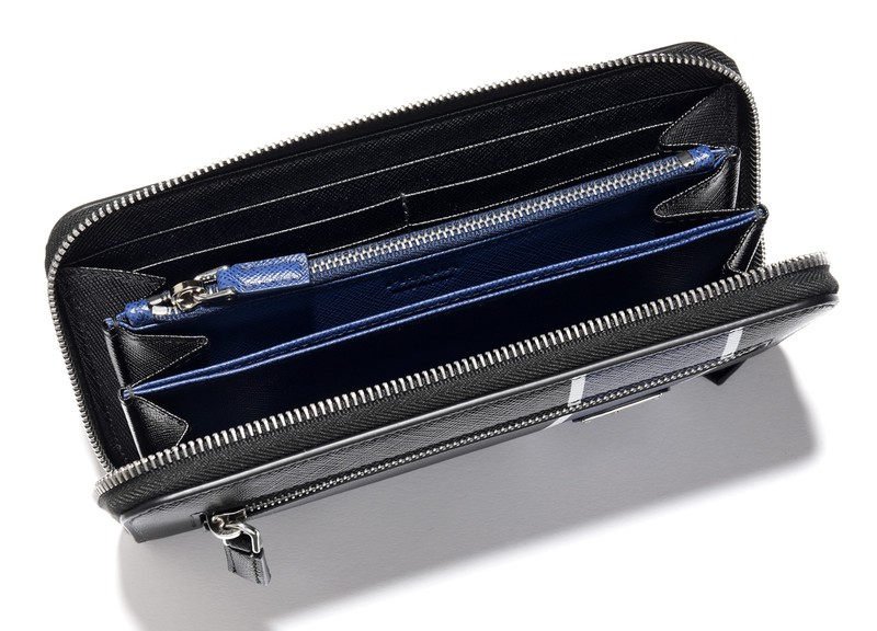 プラダの財布　［W20×H10.3cm］9万5000円※予定価格／プラダ（プラダ クライアントサービス）