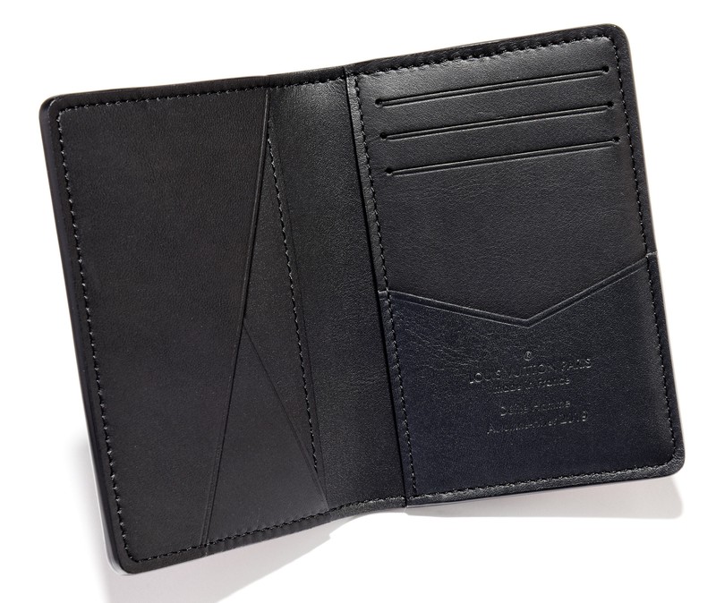 ［W8×H11×D1cm］4万6000円／ルイ・ヴィトン（ルイ・ヴィトン クライアントサービス）