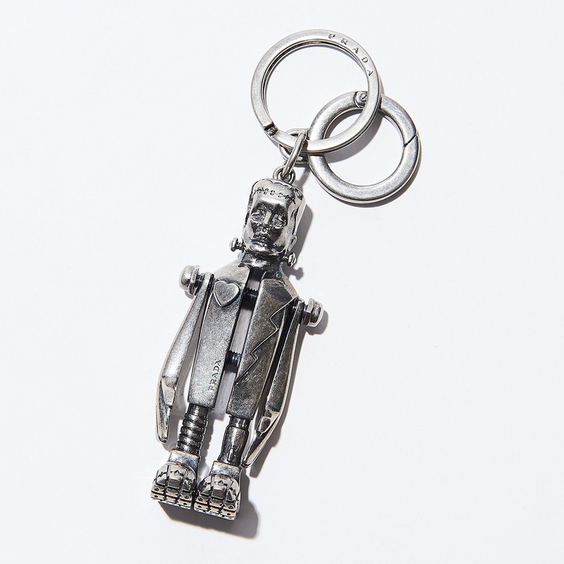 キーホルダー5万3000円(予定価格)/プラダ(プラダ クライアントサービス)