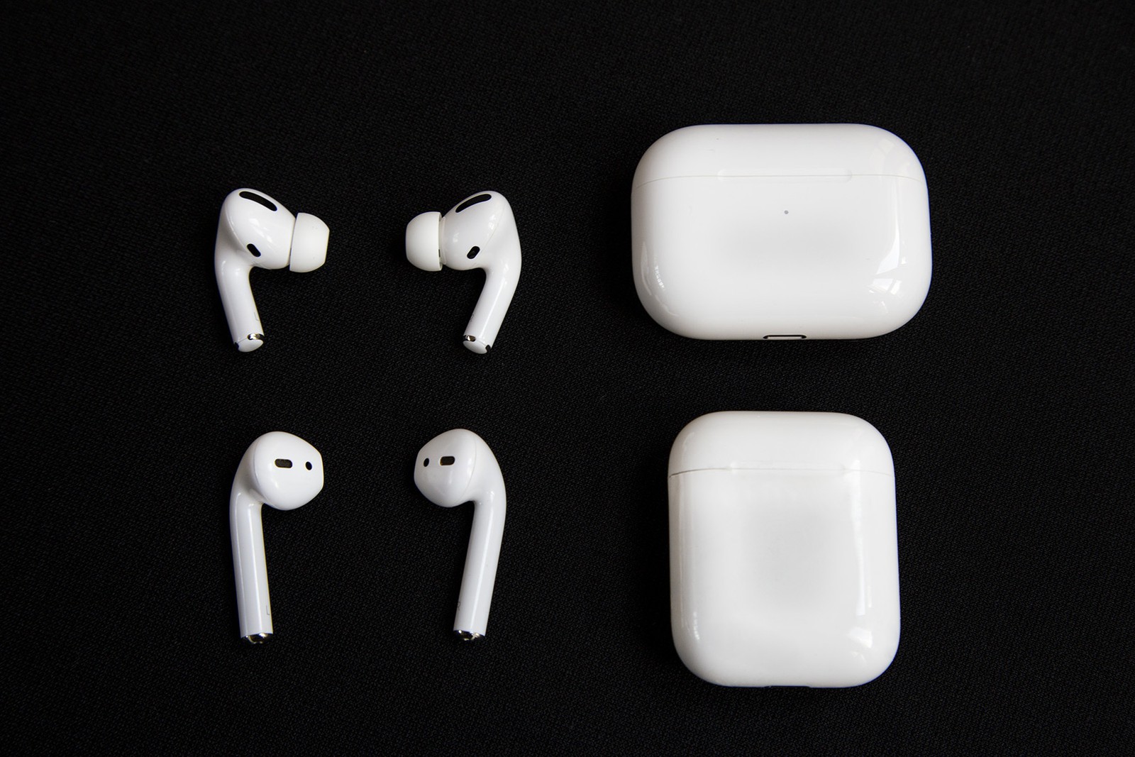 初代「AirPods」（下）と「AirPods Pro」（上）。インイヤー型（カナル型）となったほか、ケースの形状も横長のデザインに変更されました。