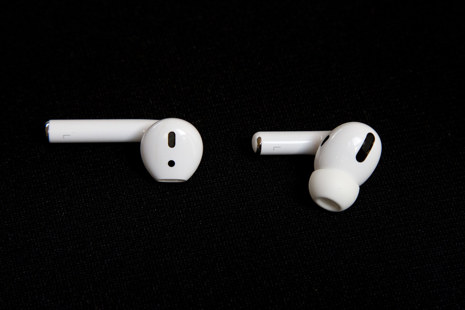 左が「AirPods」、右が「AirPods Pro」。