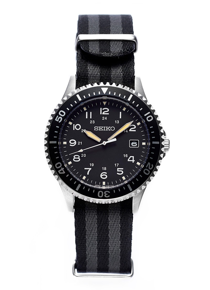 「セイコー×ナノ・ユニバース　フィールドヴィンテージ」クォーツ、SSケース（00mm）、ファブリックストラップ、x気圧防水、2万8000円。12月発売予定／ナノ・ユニバース　カスタマーサービス