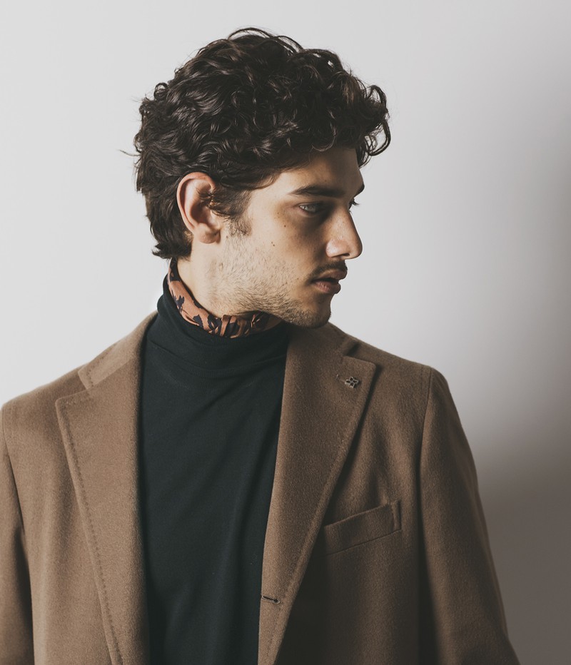 ニット3万3000円／ドルモア（バインド ピーアール）、スカーフ1万4500円／キンロック×ナノ・ユニバース（ナノ・ユニバース カスタマーサービス）