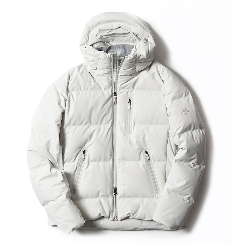 ダウンジャケット11万8000円/デサント オルテライン(デサント ブラン 代官山)