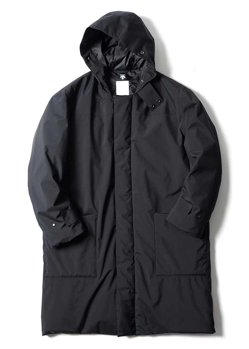 ダッフルダウンコート5万6000円/デサント ポーズ(デサント プラン代官山)