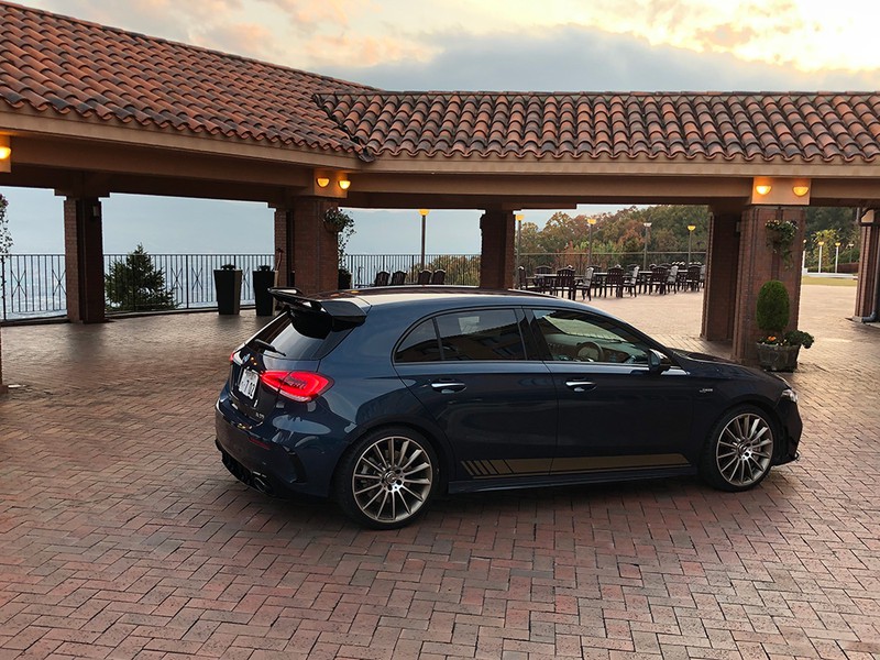 メルセデスAMG A35 4MATIC/「エディション1」は写真の「designoマウンテングレー」と「サンイエロー」が各200台の限定販売