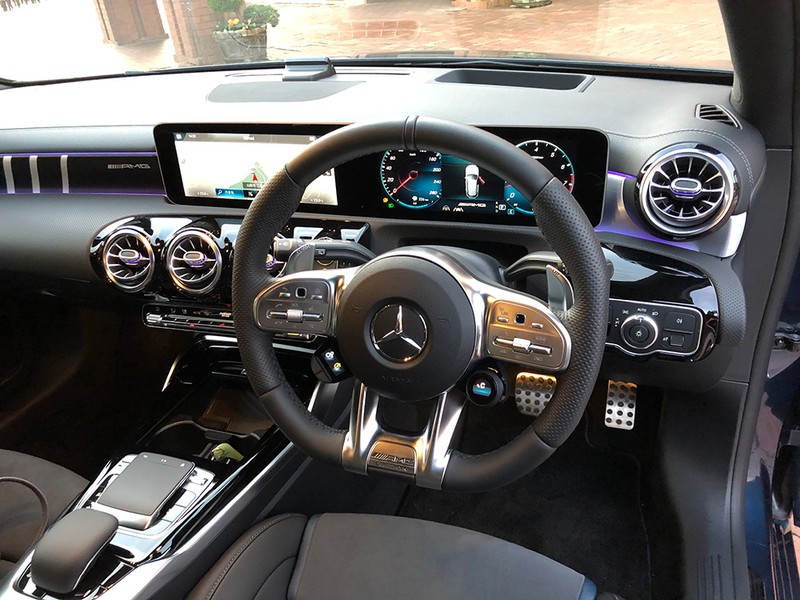 メルセデスAMG A35 4MATIC/TFT液晶モニターを使っている
