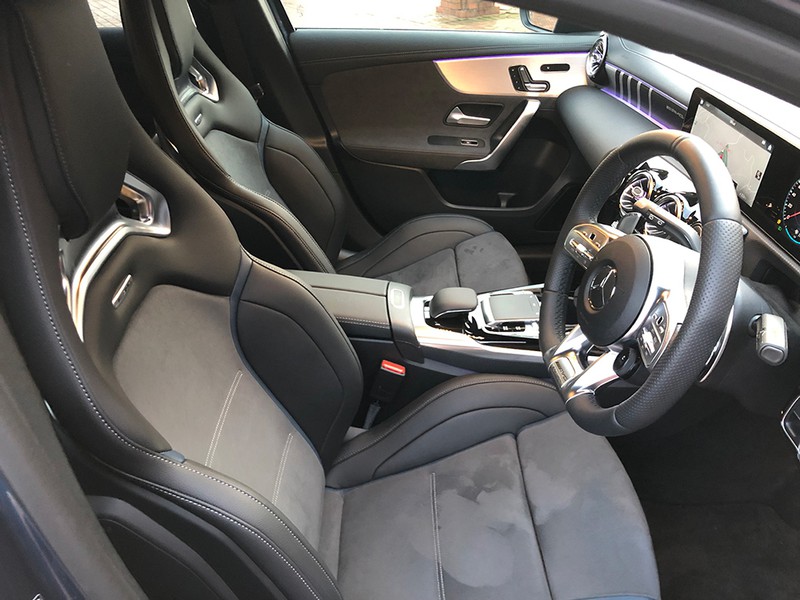 メルセデスAMG A35 4MATIC/小径ステアリングホイールに専用スポーツシートを備える