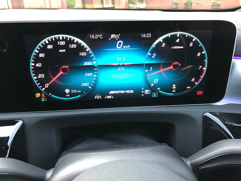 メルセデスAMG A35 4MATIC/6500rpmからレッドゾーンが始まる
