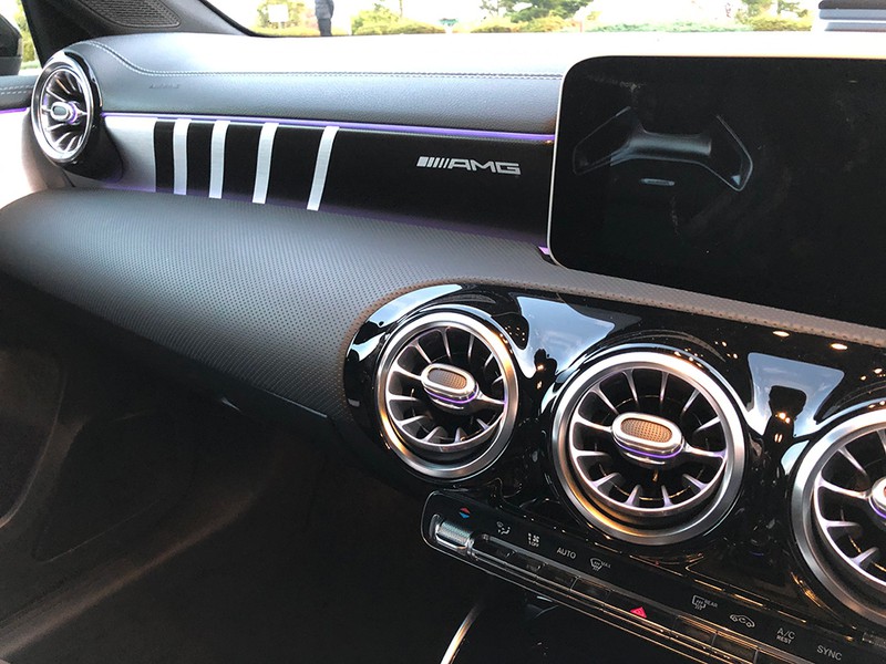 メルセデスAMG A35 4MATIC/アンビエントライトが備わり雰囲気が楽しい