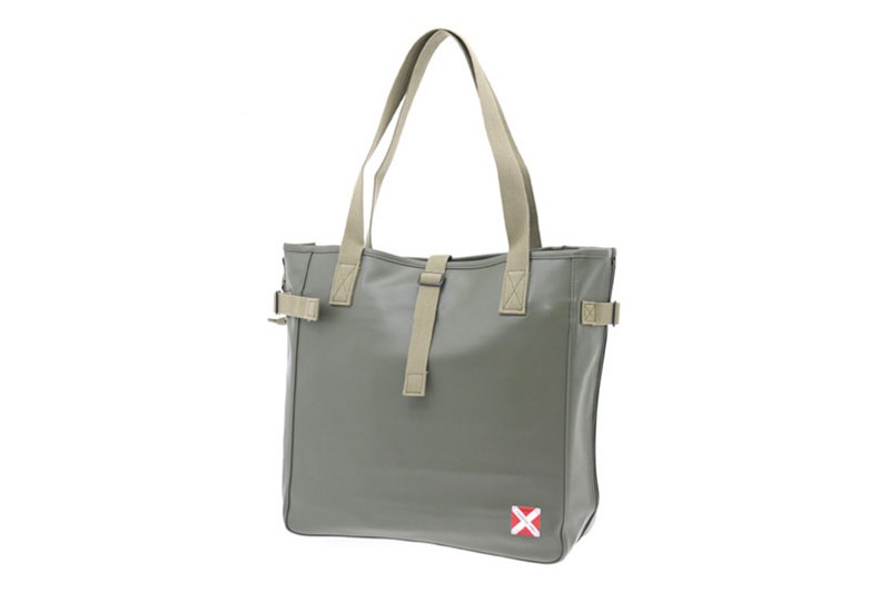 ［W33×H23.5×D9〜16.5cm］2万2000円／ラゲッジレーベル（吉田）