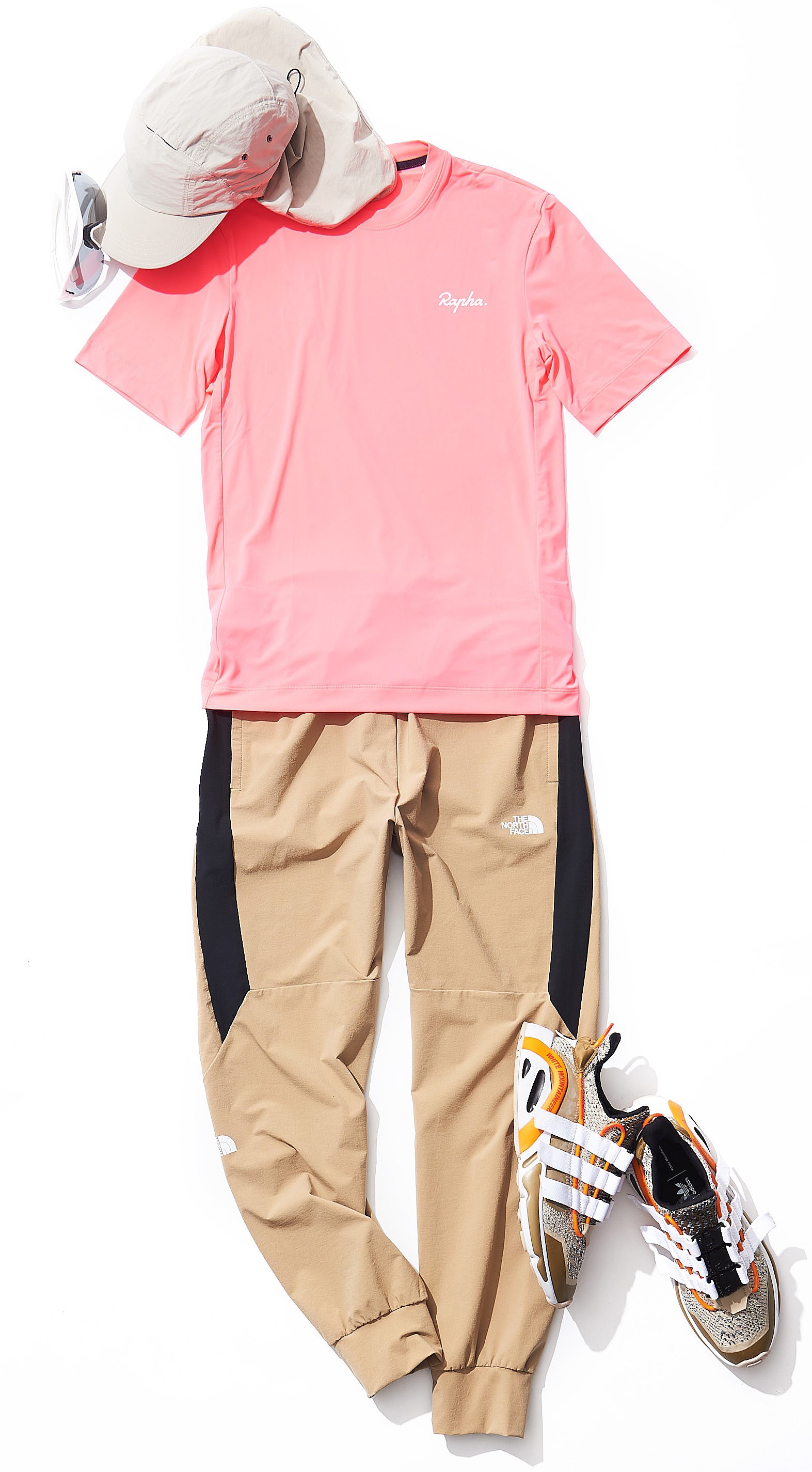 カットソー7500円/ラファ(ラファ ジャパン カスタマーサービス)、パンツ1万4000円/ザ・ノース・フェイス(ゴールドウイン カスタマーサービスセンター)、キャップ8000円/ゴールドウイン(ゴールドウイン 丸の内)、サングラス2万1000円/アヤメ×スワン(アヤメ)、靴2万7000円/ホワイトマウンテニアリング×アディダス(ホワイトマウンテニアリング)