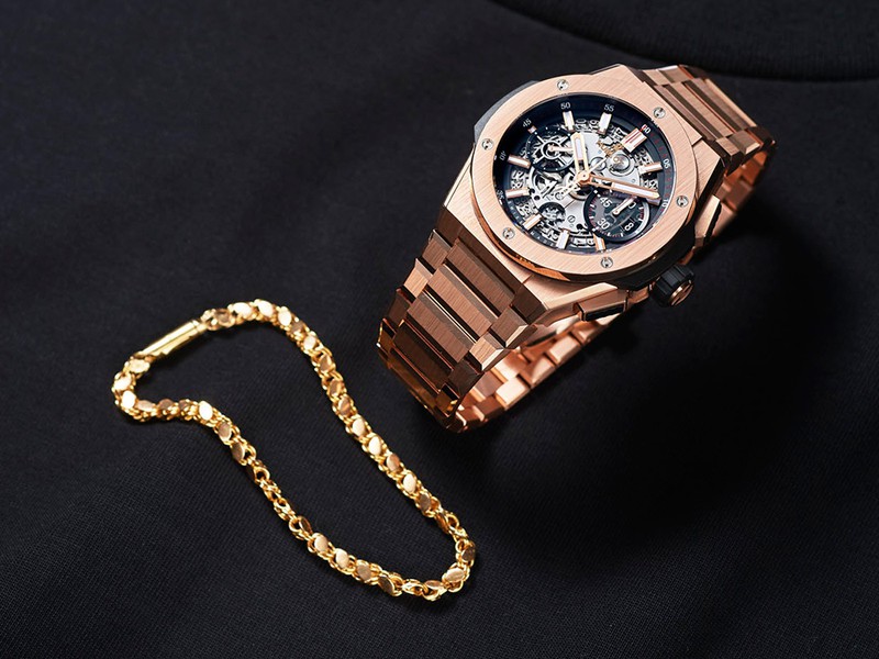 「ビッグ・バン インテグラル キングゴールド」自動巻き、18Kキングゴールドケース(42mm)×ブレスレット、100m防水。556万円/ウブロ