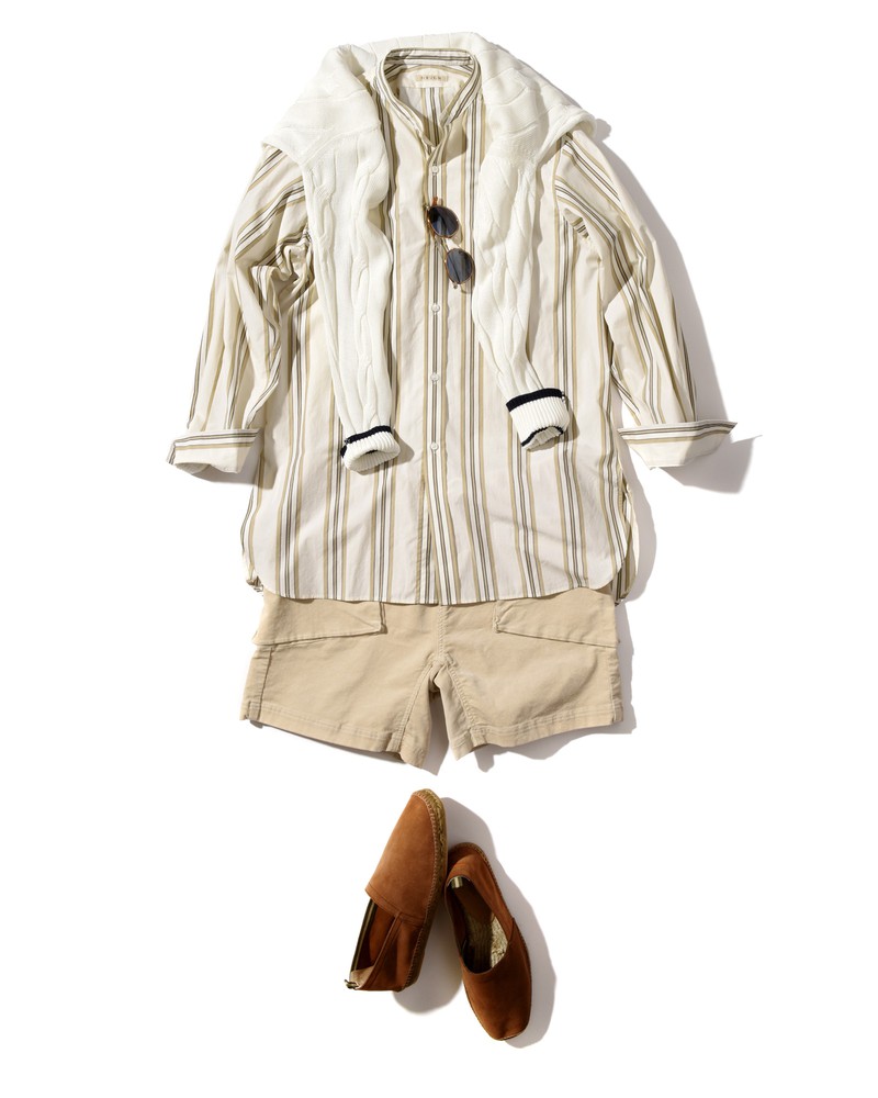 ▲シャツ3万5000円／ユーゲン、シューズ1万6000円／カスタニエール（以上ストラスブルゴ）、ニット2万1000円／トラディショナル ウェザーウェア（トラディショナル ウェザーウェア 青山メンズ店）、ショーツ1万4500円／キャル オー ライン（ユナイトナイン）