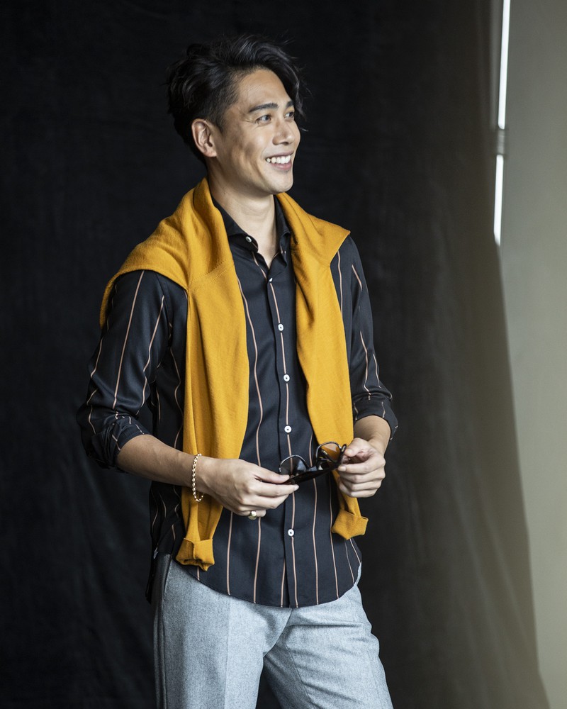 ▲ニット3万1000円／ジョンス メドレー（リーミルズ エージェンシー）、シャツ2万7000円／ジャンネット（トヨダトレーディング プレスルーム）、パンツ4万1500円／ロータ（エストネーション）、サングラス4万7000円／トム フォード アイウエア（トム フォード アイウエア）