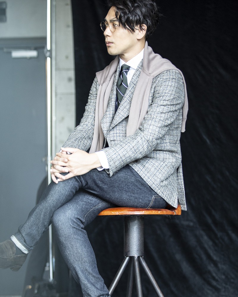 ▲ニット2万6000円／グランサッソ（エスディーアイ）、ジャケット10万円／ラトーレ、ネクタイ1万7000円／ブリューワー（以上コロネット）、シャツ1万6000円／トゥモローランド ピルグリム（トゥモローランド）、ジレ2万8000円／タリアトーレ（トレメッツォ）、パンツ2万1000円／ディーゼル（ディーゼル ジャパン）、メガネ5万6000円／バートン ペレイラ（ヴィジョナイズ）、ベルト1万6000円／アンダーソンズ（フローエンス トーキョー）、シューズ6万6000円／パラブーツ（パラブーツ 青山店）