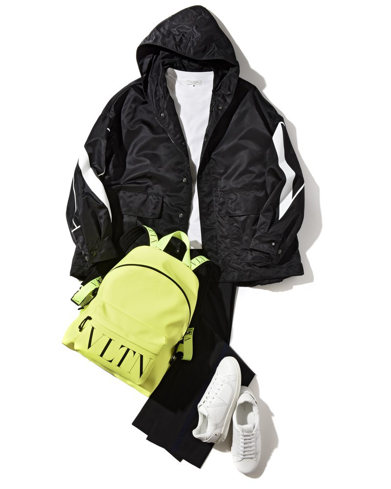 ▲リュック13万2000円、スニーカー8万1000円/ともにヴァレンティノ ガラヴァーニ、パーカ28万円、Tシャツ4万円、パンツ11万円/すべてヴァレンティノ(以上ヴァレンティノ インフォメーションデスク)