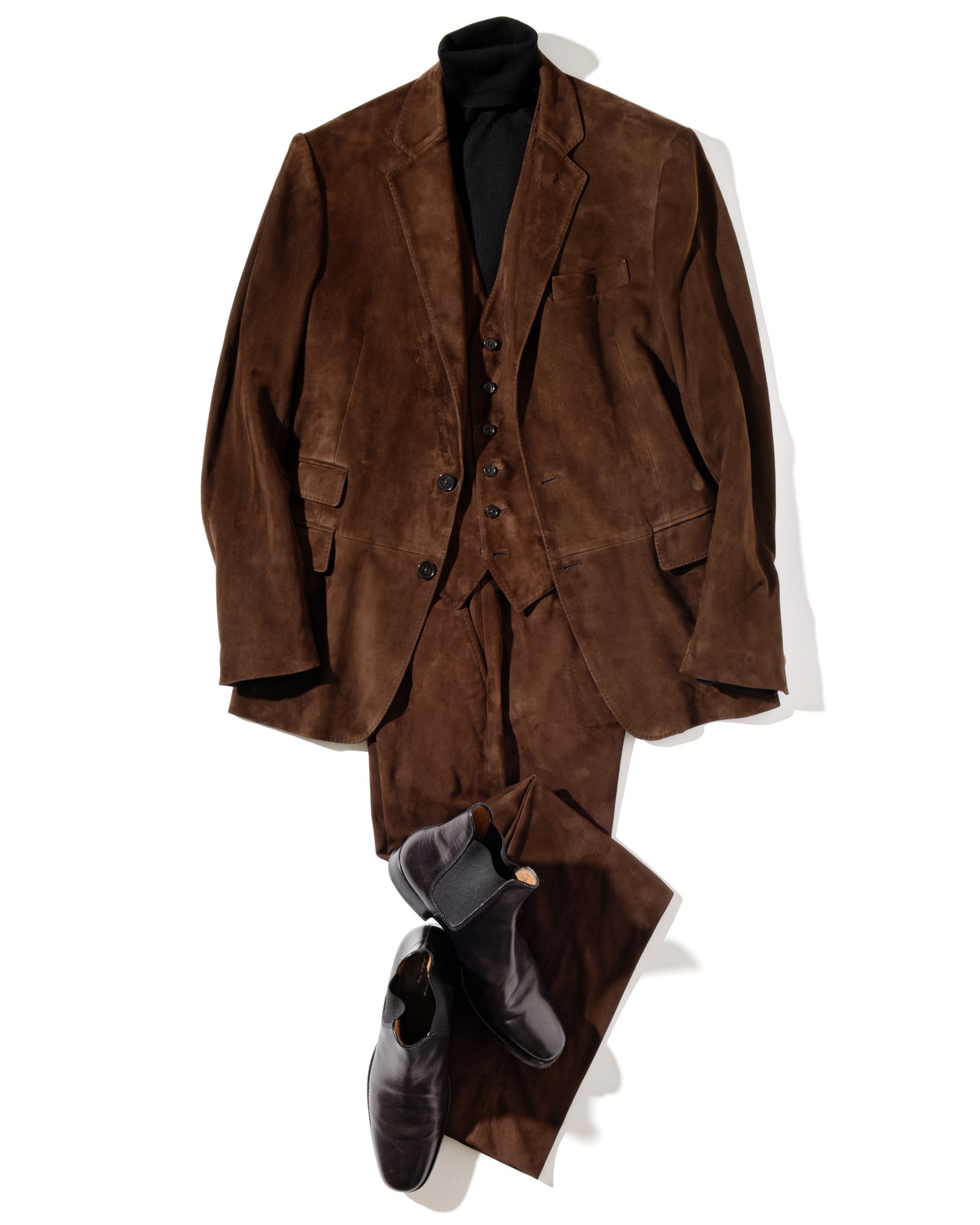 ▲ジャケット55万円、ベスト11万2000円、パンツ27万5000円、ニット13万2000円、靴※参考商品/すべてラルフ ローレン パープル レーベル(ラルフ ローレン)
