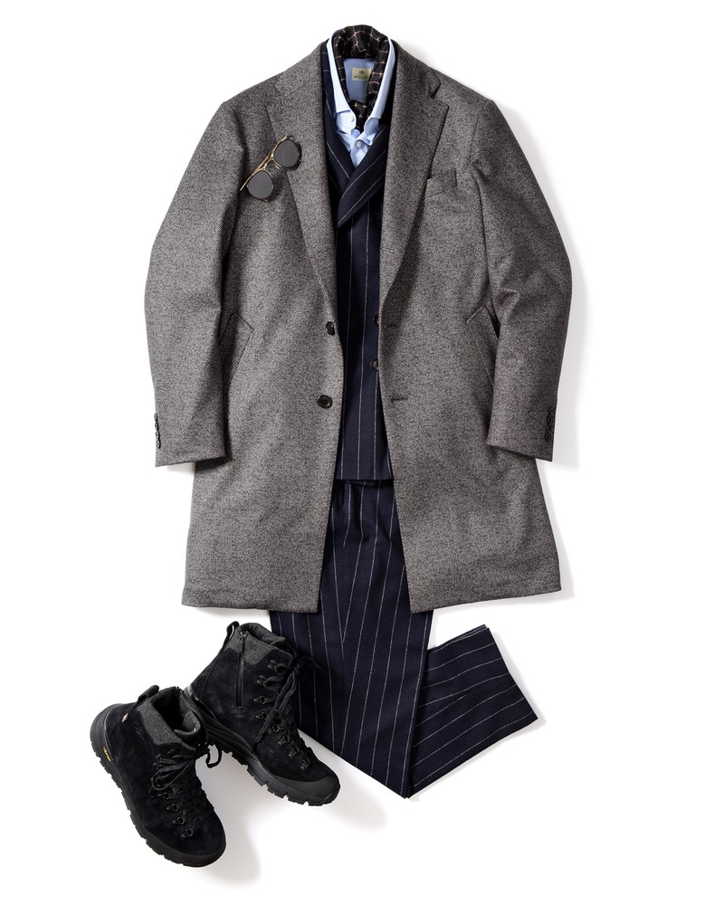 ▲ブーツ2万7000円/ダナー、コート5万9000円/エストネーション、スカーフ1万円/フィオリオ(エストネーション)、ジャケット10万5000円、パンツ3万2000円/ともにザ・ジジ(アマン)、サングラス5万5000円/アイヴァン 7285(アイヴァン 7285 トウキョウ)