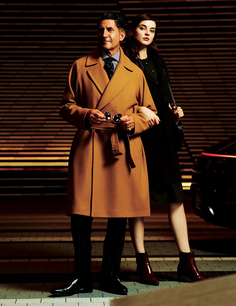 コート9万5000円／イーヴォ（トヨダトレーディング プレスルーム）、スーツ14万6000円／ティト アレグレット（ビームス 六本木ヒルズ）、シャツ3万3000円／バルバ（ストラスブルゴ）、タイ1万5000円／ポール・スチュアート（SANYO SHOKAI）、サングラス3万4000円／BJ クラシック（オブジェ・イースト）、靴25万円／ジョンロブ（ジョン ロブ ジャパン）