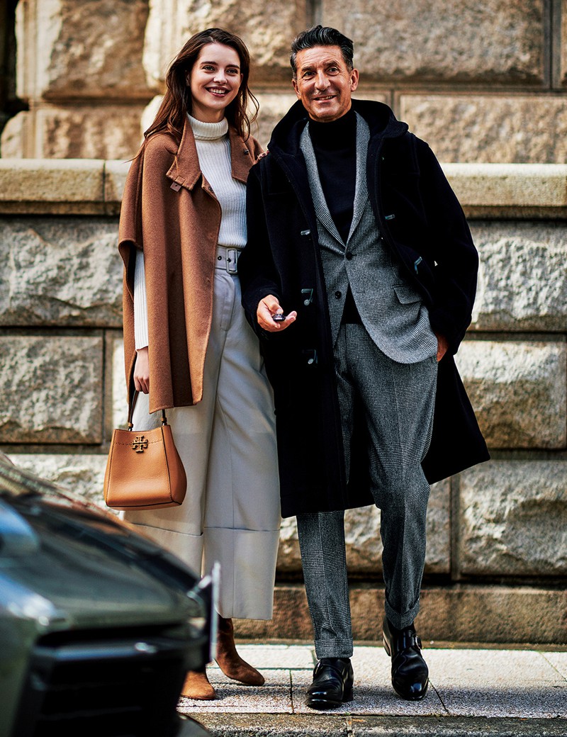 コート15万8000円／インバーティア、スーツ17万円／デ ペトリロ（ともにビームス 六本木ヒルズ）、ニット2万3000円／マッキントッシュ ロンドン（SANYO SHOKAI）、靴15万9000円／サントーニ（リエート）