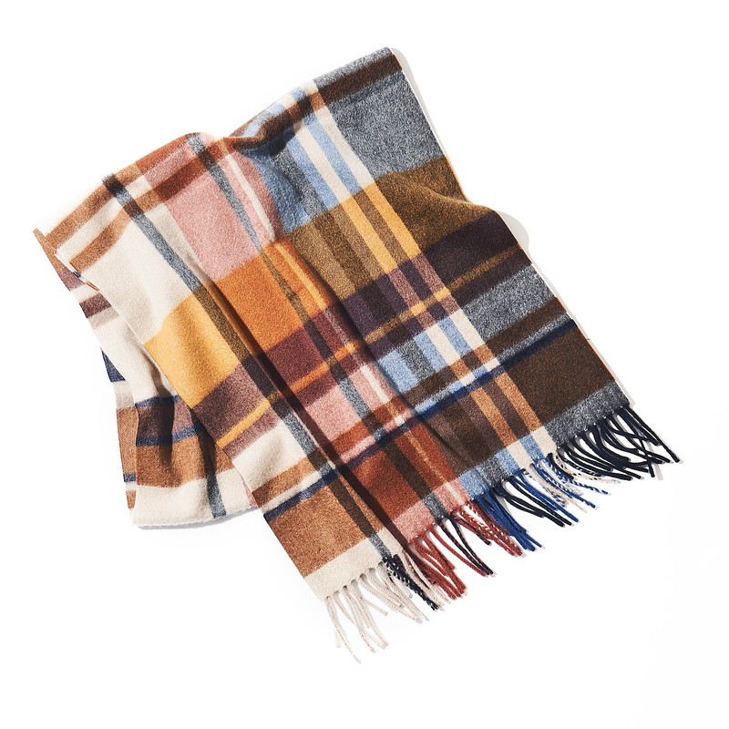 ▲［200×50cm］10万6000円／ロロ・ピアーナ（ロロ・ピアーナ ジャパン）