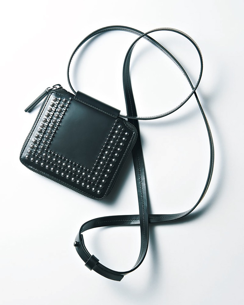 ポーチ［H11×W12.1×D2.5㎝］7万1000円／エンポリオ アルマーニ（ジョルジオ アルマーニ ジャパン）