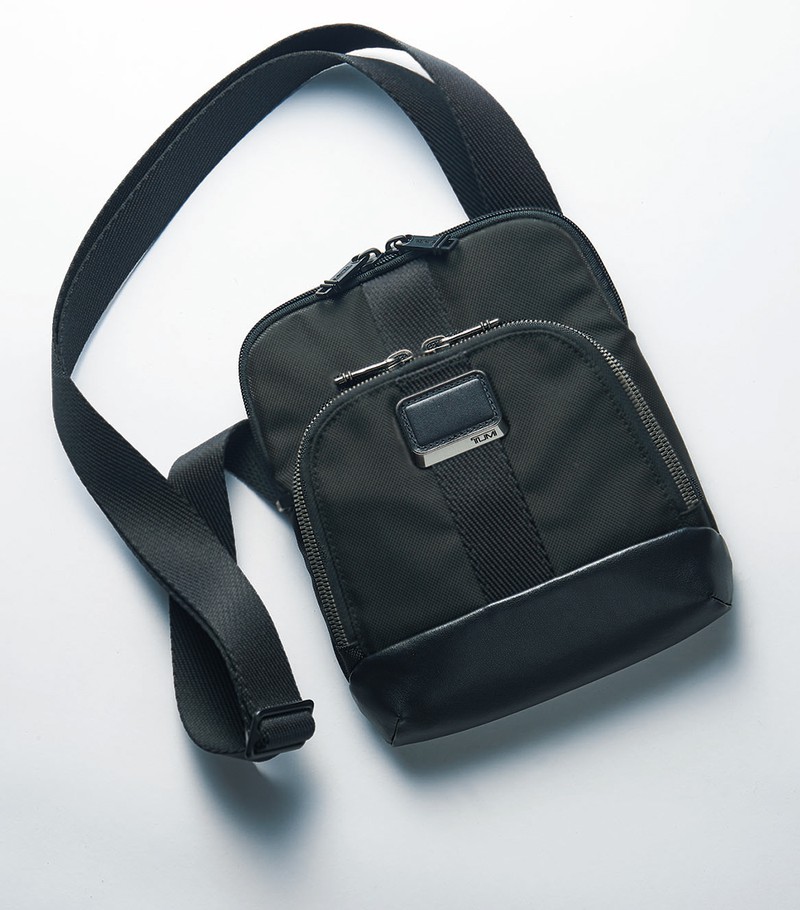 バッグ［H24×W19.5×D3.75㎝］3万1000円／トゥミ（トゥミ・カスタマーセンター）