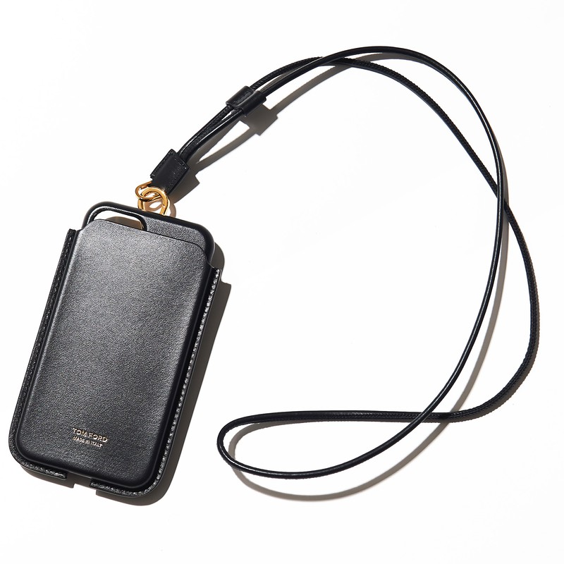 ネックストラップ付アイフォンケース[W8×H14.5×D1.5cm]7万5000円、アイフォンケース[W7×H14.5×D1cm]5万円／ともにトム フォード（トム フォード ジャパン）