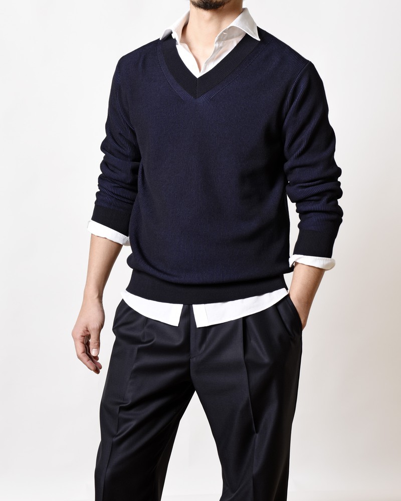 ▲ シャツ2万5000円/ジャンネット(ビームス 六本木ヒルズ)、ニット1万8000円/エストネーション、パンツ2万7000円/ブルックス ブラザーズ(エディフィス 新宿)