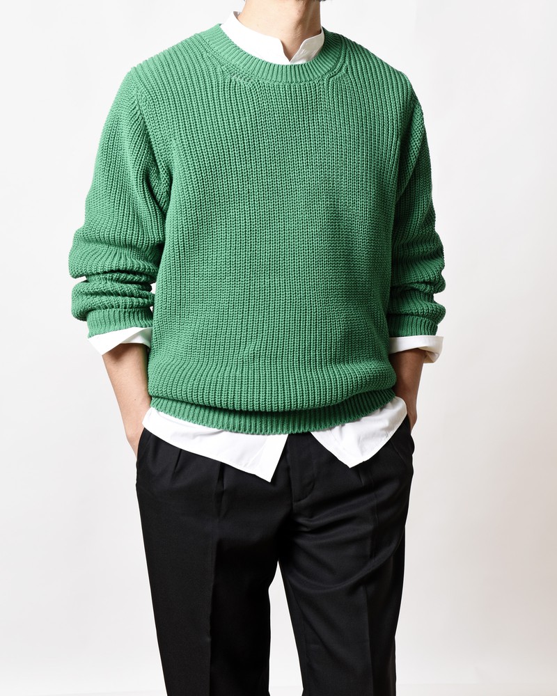 ▲ シャツ2万8000円/ユーゲン(イデアス)、ニット2万7000円/スローン、パンツ3万9000円/ベルナール ザンス(ビームス 六本木ヒルズ)