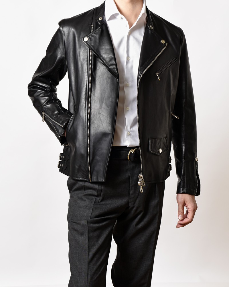 シャツ2万円/ギ ローバー、ベルト1万8000円/ダミーコ(ともにバインド ピーアール)、ブルゾン14万8000円/チンクワンタ、パンツ3万4000円/ベルナール ザンス(ビームス 六本木ヒルズ)