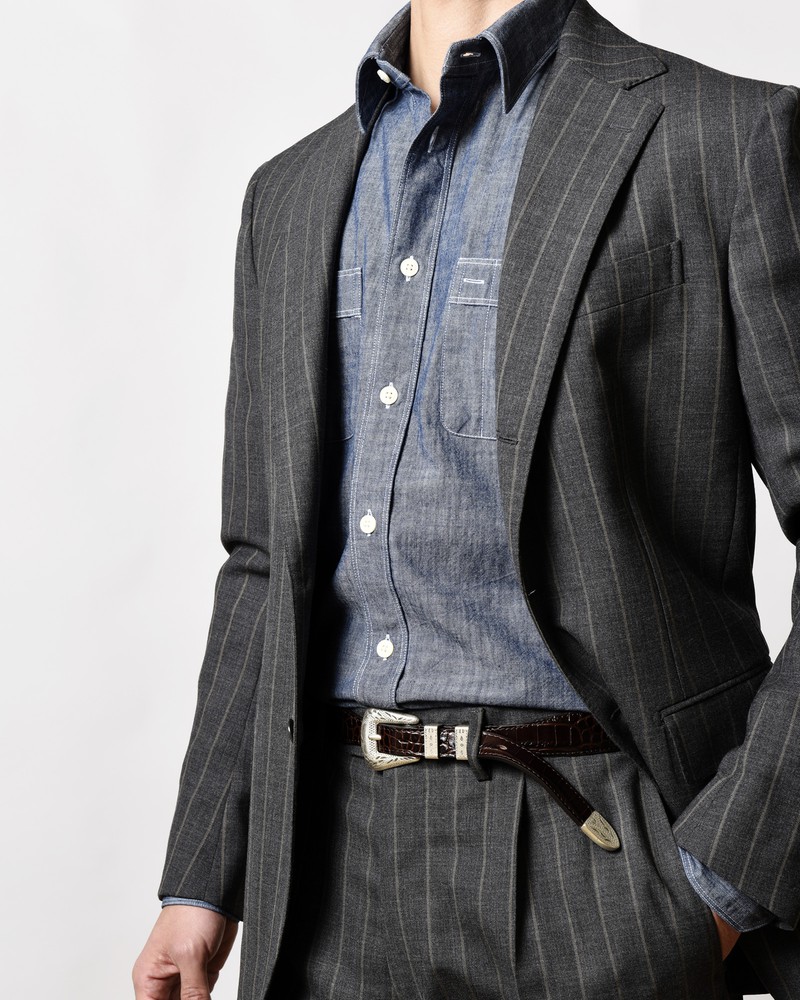 ▲ ベルト2万4000円／アドリアーノ メネゲッティ（リング 東京店）、グレースーツ18万5000円／デ ペトリロ（ビームス 六本木ヒルズ）、シャツ2万3000円／ボルゾネッラ（伊勢丹新宿店）