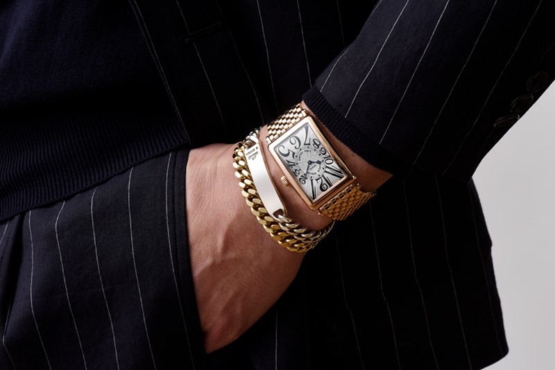 ▲ ブレスレット16万円／バニー（スープリームス インコーポレーテッド）、ジャケット6万3000円、パンツ2万9000円／ともにザ・ジジ（アマン）、ニット2万円／スローン、時計310万8000円／フランク ミュラー（フランク ミュラー ウォッチランド東京）