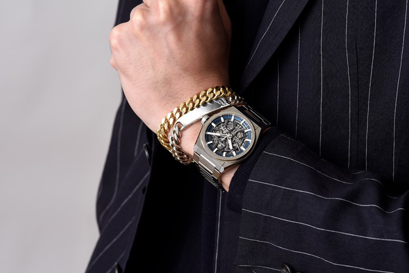 ▲ ブレスレット16万円／バニー（スープリームス インコーポレーテッド）、ジャケット6万3000円、パンツ2万9000円／ともにザ・ジジ（アマン）、ニット2万円／スローン、時計83万円／ゼニス