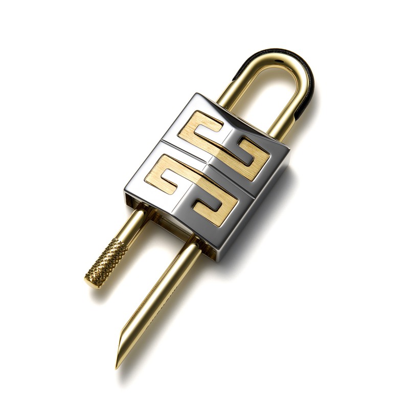 キーホルダー3万3000円/ジバンシィ(ジバンシィ表参道店)