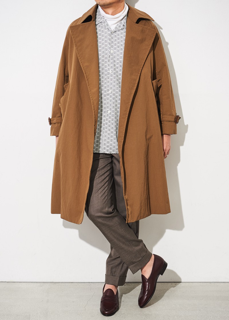▲コート12万円/ラファーボラ、シャツ0万0000円/エムズ ブラック×エストネーション(エストネーション)、モックネック1万9800円/ルクシー(同興商事)、パンツ4万9000円/カナーリ、靴9万8000円/ボードイン アンド ランジ(ともにコロネット)