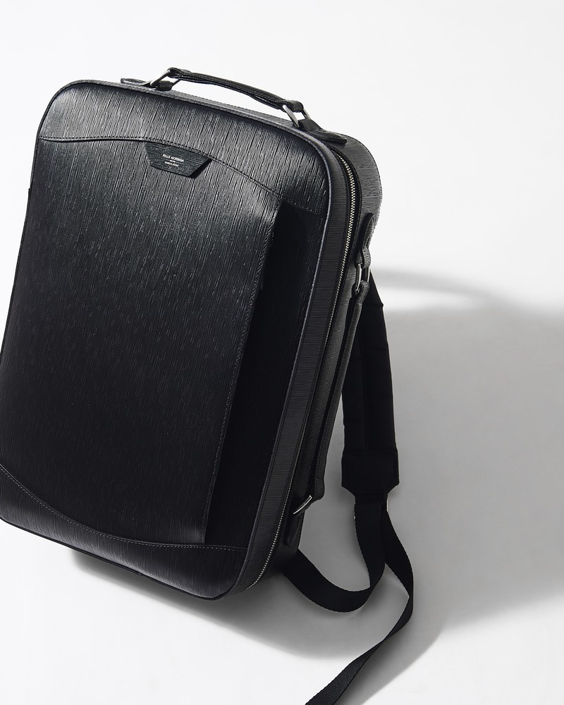 バッグパック[W41×H29×D10cm]5万9000円／ペッレ モルビダ（ウエニ貿易）