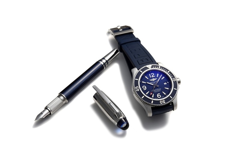 ▲ 時計「スーパーオーシャン オートマチック 44」ケース径44mm、SSケース、ラバーストラップ、1000m防水、自動巻き。42万円／ブライトリング（ブライトリング・ジャパン）、万年筆「スターウォーカー ブループラネット」10万9000円／モンブラン（モンブラン コンタクトセンター）