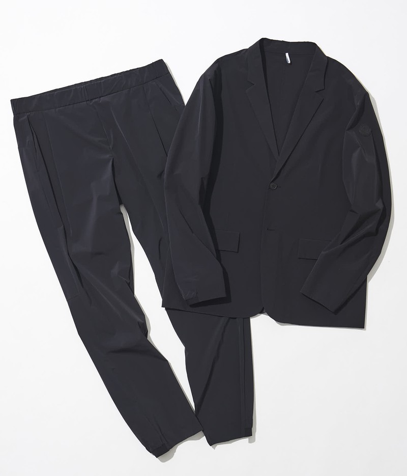 ジャケット11万円、パンツ6万4000円/ともにモンクレール(モンクレール ジャパン)