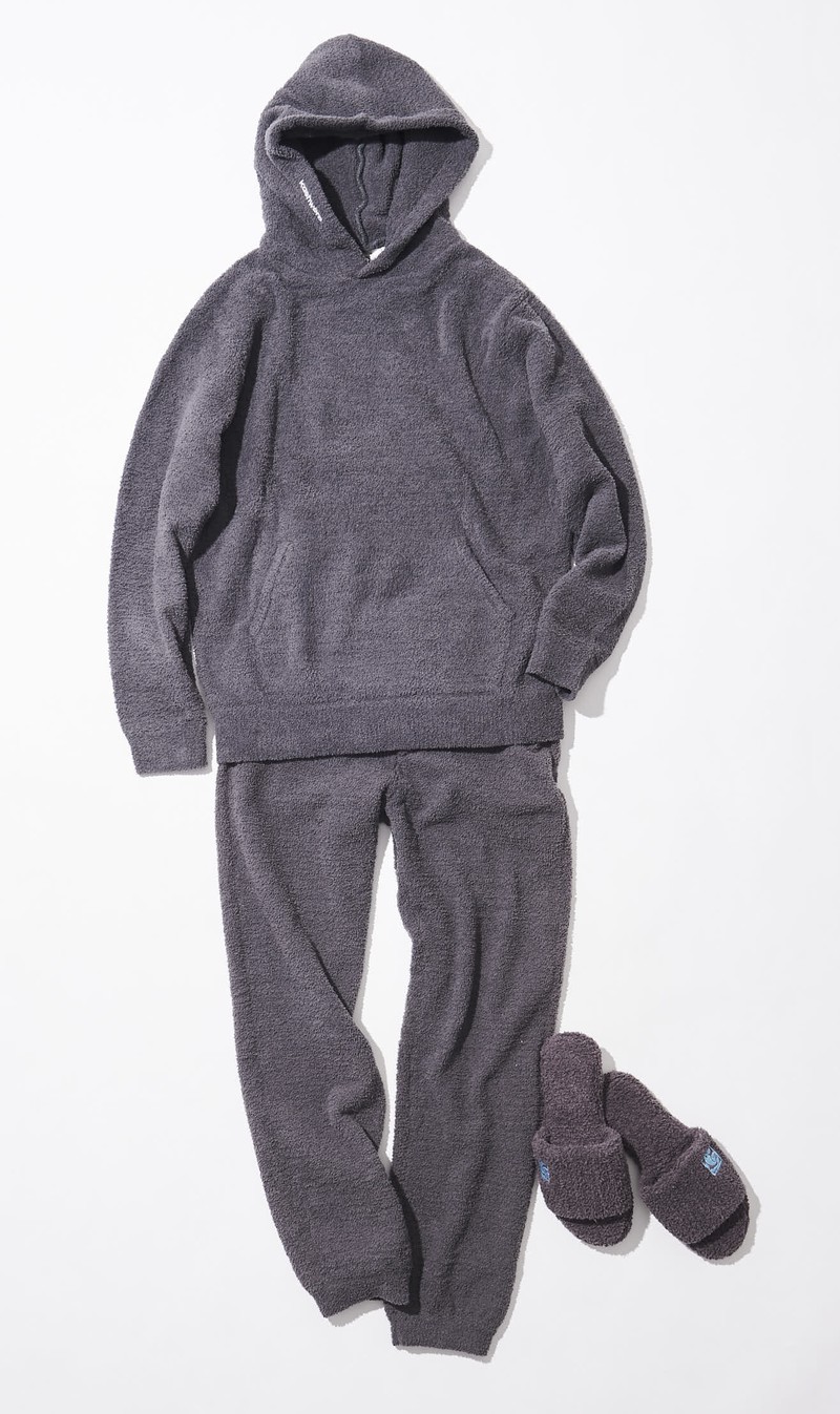 パーカ2万4000円、リブパンツ2万1000円、スパスリッパ8500円/すべてカシウエア