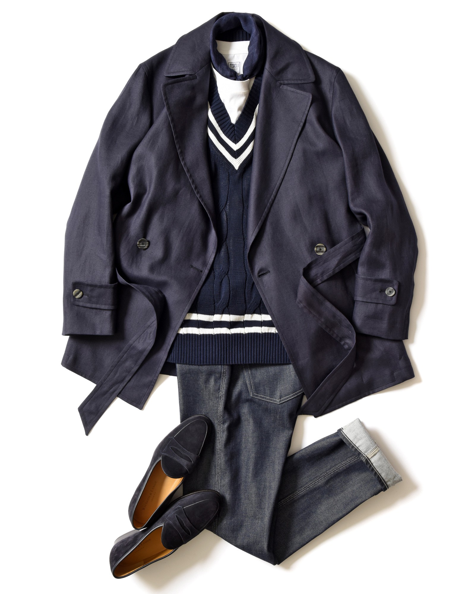 ▲ コート10万5000円/タリアトーレ、カットソー2万5000円/フェデリ(以上トレメッツォ)、ニット2万円/トラディショナル ウェザーウェア(トラディショナル ウェザーウェア 青山メンズ店)、スカーフ7800円/ヴィンセンツォ ミオッツァ(真下商事)、デニム3万3000円/AG(コロネット(AG))、シューズ9万8000円/ボードイン アンド ランジ(コロネット)