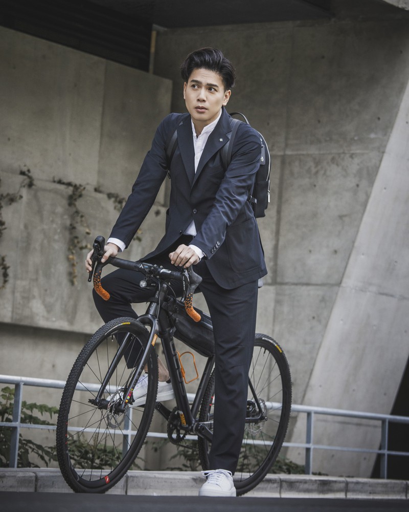 ▲ スーツ13万円／タリアトーレ、シャツ3万3000円／ブリエンヌ パリ（ともにエストネーション）、バッグ11万5000円／リモワ（リモワ クライアントサービス）、シューズ8万円／ジェイエムウエストン（ジェイエムウエストン 青山店）