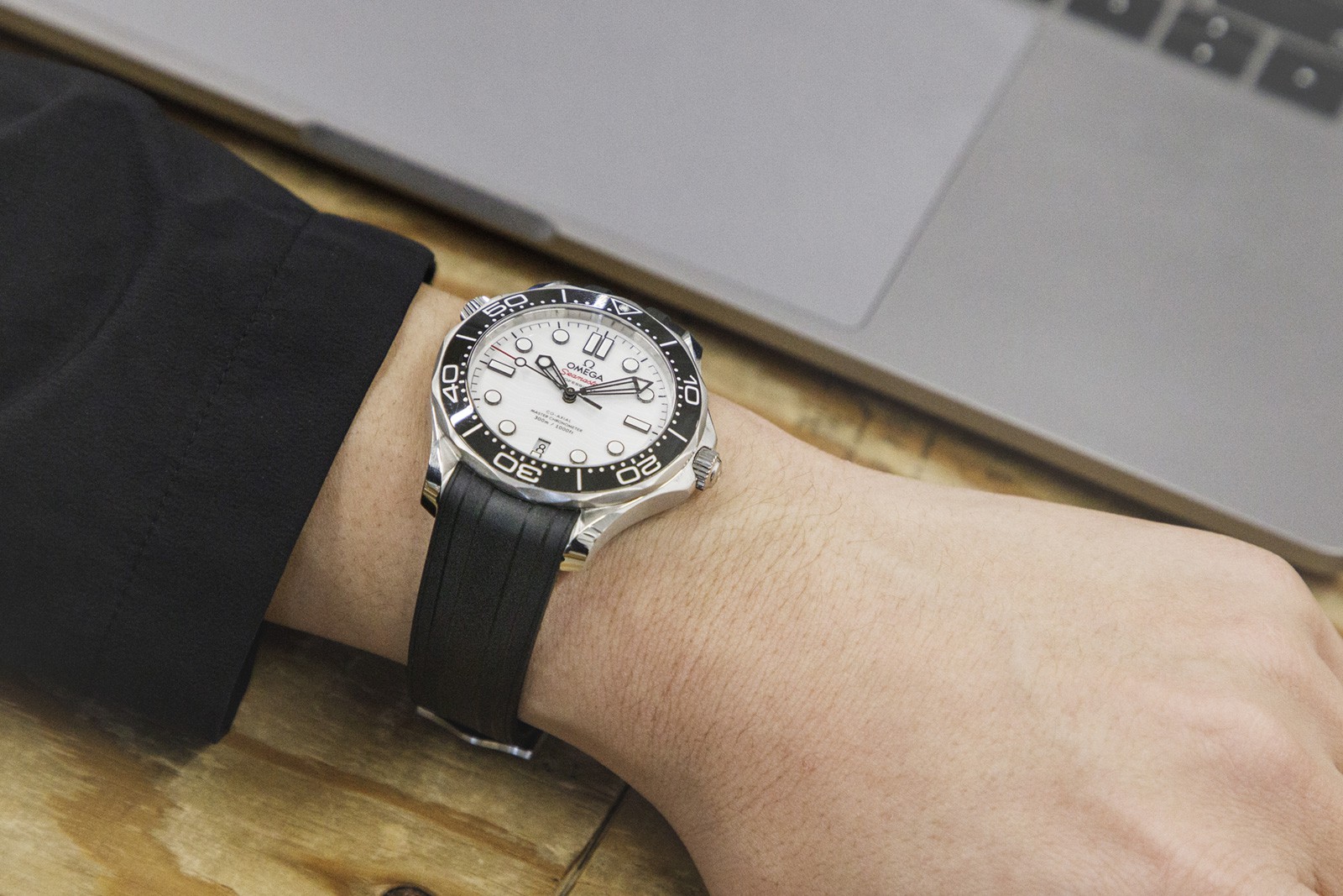 ▲ 時計52万円/オメガ(オメガお客様センター)、ジャケット3万8000円/ケースリービー