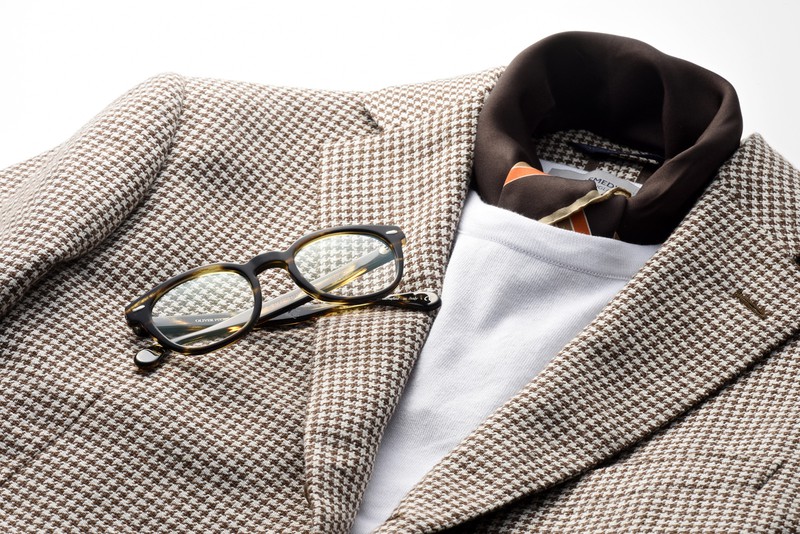 ▲ メガネ3万800円/オリバーピープルズ(ルックスオティカジャパン カスタマーサービス)、ジャケット21万9000円/ベルヴェスト(八木通商)、ニット2万5000円/ジョン スメドレー(リーミルズ エージェンシー)、スカーフ9000円/アーディ&シー 1956 ミラノ(インターブリッジ)