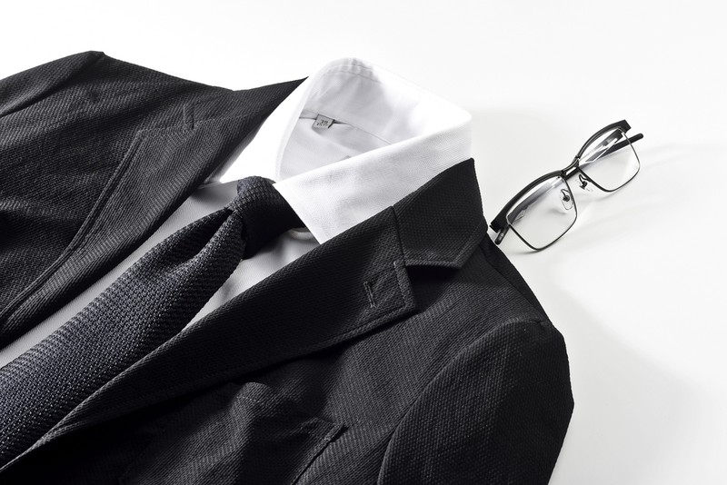 ▲ メガネ4万7000円/フォーナインズ、ジャケット3万9000円、シャツ3万円/ともにギローバー、タイ1万4000円/ステファノ カウ(すべてバインド ピーアール)