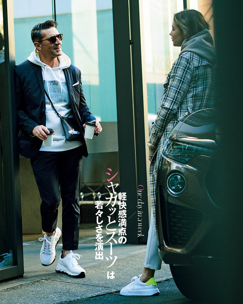 ニール バレット（ニール バレット ギンザシックス）、パーカ2万3000円／ユニフォーム エクスペリメント（ソフ）、サコッシュ7万3000円／コノリー（コノリー 銀座店）、サングラス3万200円／オリバーピープルズ（オリバーピープルズ 東京ギャラリー）、靴8万5000円／ピエール アルディ（ピエール アルディ 東京）　女性●コート9万円／タリアトーレ（トレメッツォ）、靴5万9000円／フィリップ モデル（トヨダトレーディング プレスルーム）