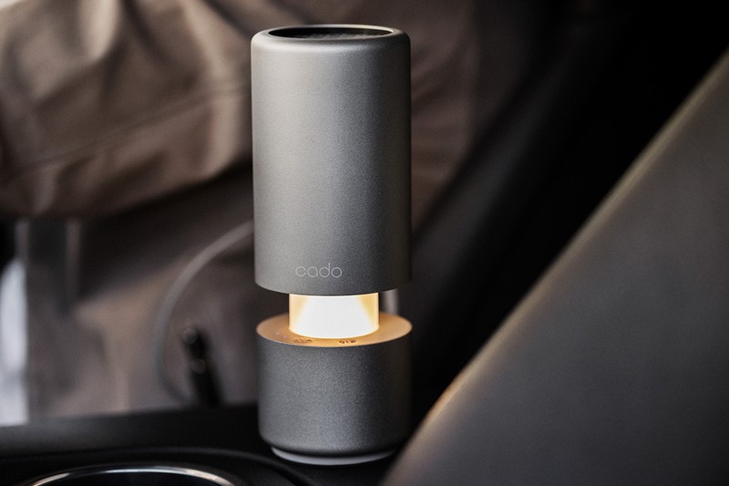 LEDライトが内蔵されており、車内灯代わりにも。3段階で調光できる。「リーフ ポータブル」2万1800円/カドー(カドーサポートセンター)