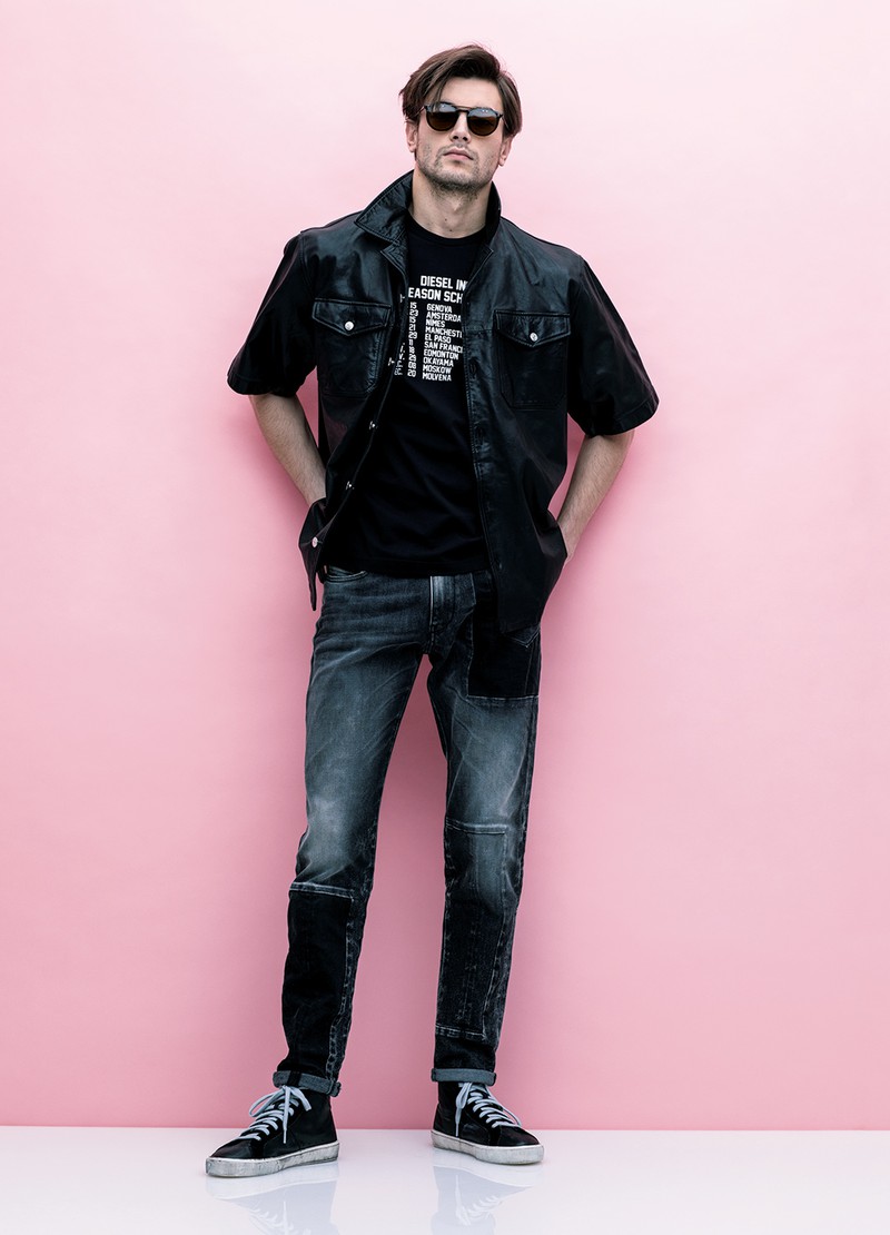 ブラックデニム4万6200円、シャツ8万2500円、Tシャツ8800円、靴3万3000円／すべてディーゼル（ディーゼル ジャパン）